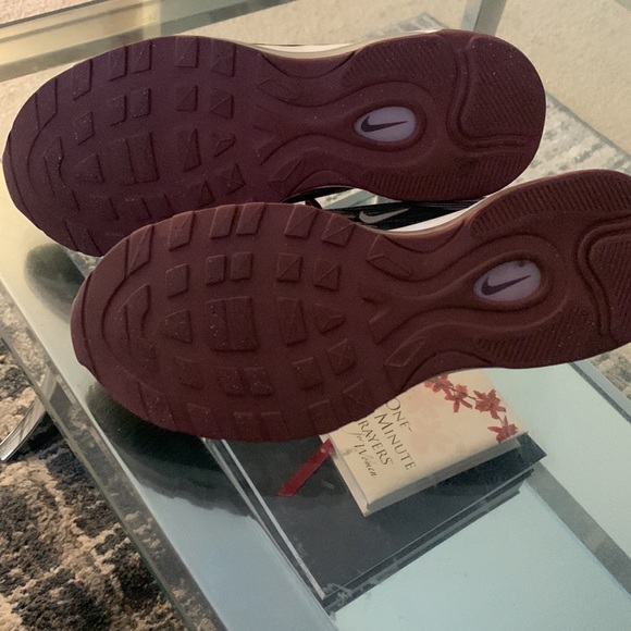 Nike air max 97 size 5.5 youth, fits a women size 7.5-8 - Picture 3 of 4